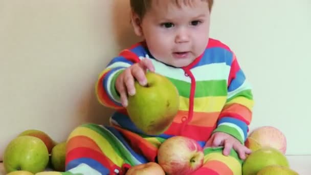 Adorable child with apples — Stock Video