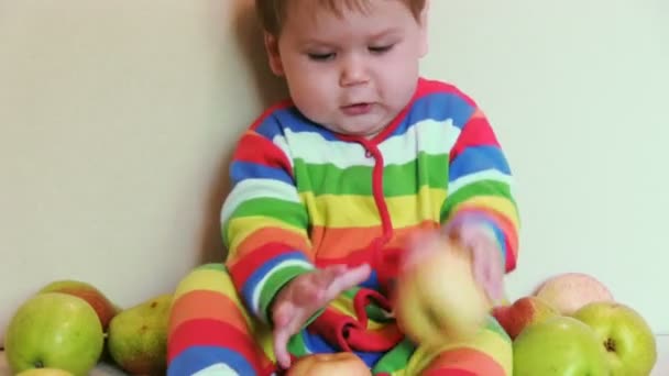 Niño adorable con manzanas — Vídeos de Stock