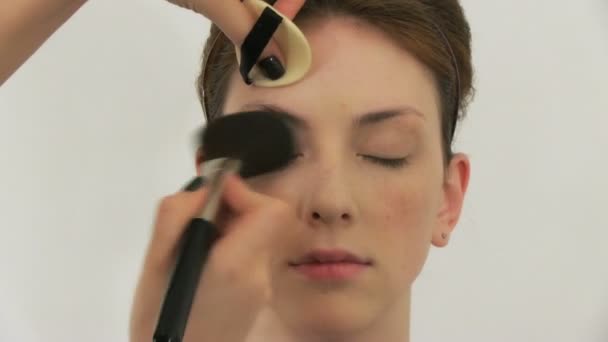 Beauty woman having her made up by stylist — Stock Video