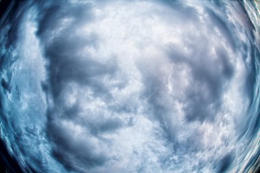 Beyaz bulutlu mavi gökyüzü arkaplanı