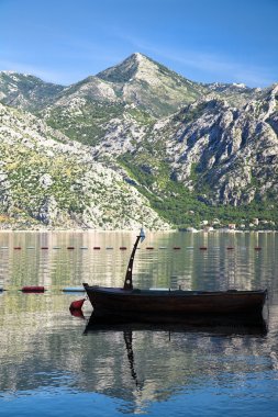 Körfezde bir tekne.