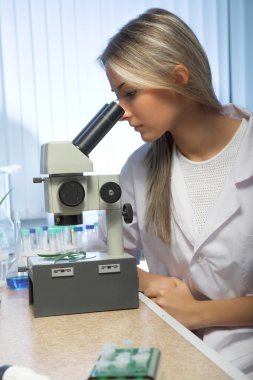 araştırmacı ile mikroskop