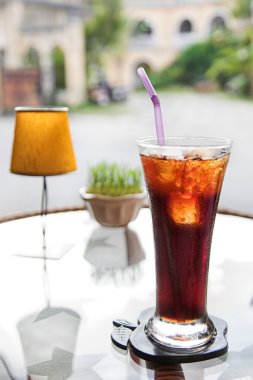Masanın üzerine taze cola içecek