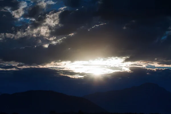 Хмарно захід сонця — стокове фото