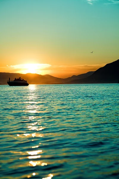 Coucher de soleil avec bateau — Photo