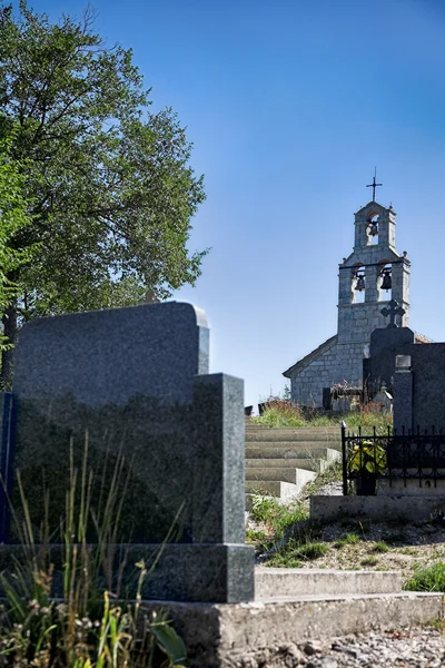 Igreja e cemitério — Fotografia de Stock