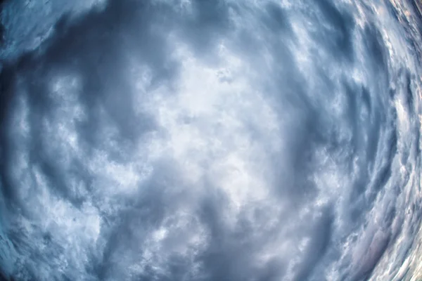 Синій фон неба з білими хмарами Стокове Фото