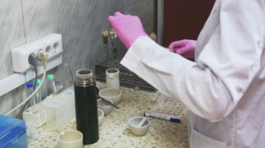 Moleküler Biyoloji. Laboratuvarda çalışan kadın
