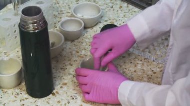 Moleküler Biyoloji. Laboratuvarda çalışan kadın