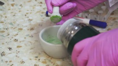 Moleküler Biyoloji. Laboratuvarda çalışan kadın
