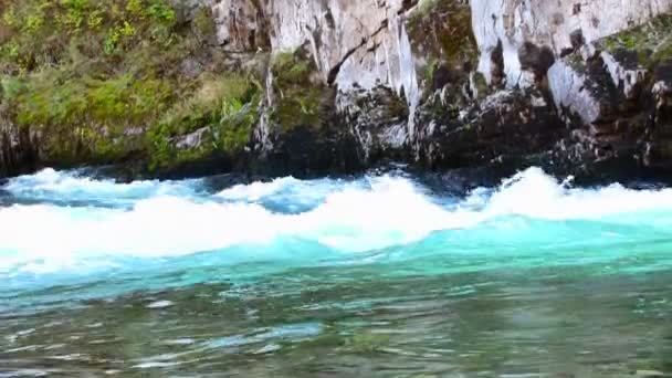 Paisaje con río de montaña — Vídeo de stock