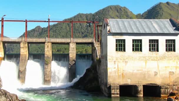 Старая плотина гидроэлектростанции — стоковое видео