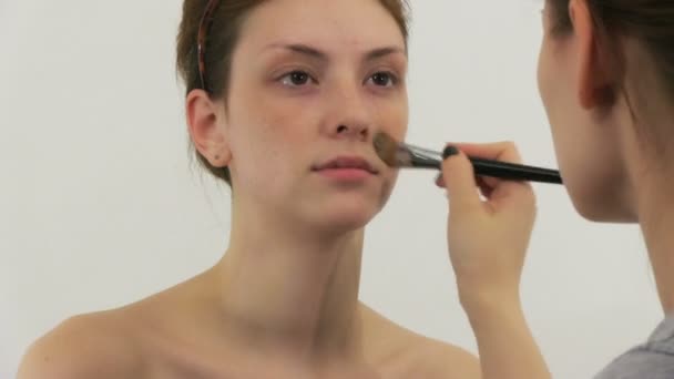 Beauty woman having her face made up by stylist — Stock Video