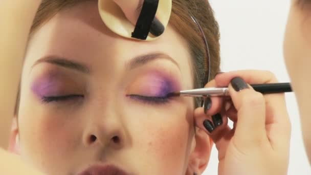 Styliste faisant maquillage de femme — Video