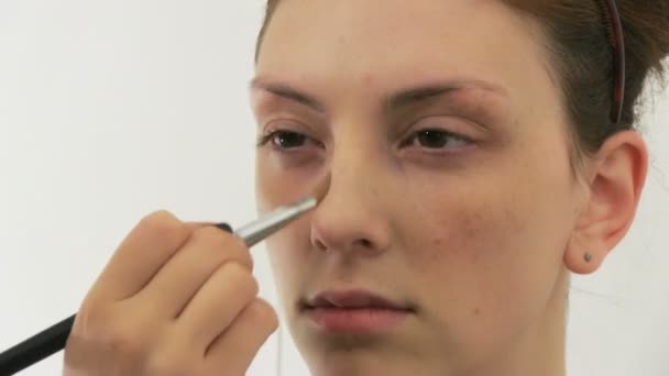 Styliste faisant maquillage de femme — Video