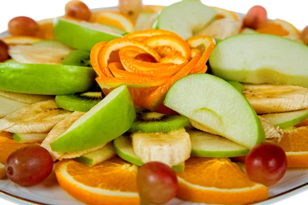 Frutas cortadas en plato blanco — Foto de Stock