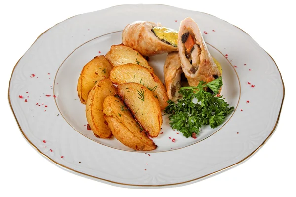 Картошка с мясом на белой тарелке — стоковое фото