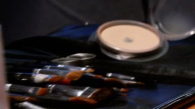 bir tablo üzerinde kozmetik fırçalar