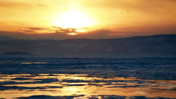 Puesta de sol en el lago de invierno — Vídeos de Stock