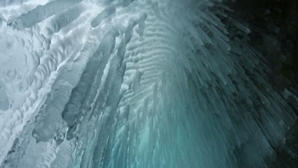 Eiszapfen in der Höhle aus nächster Nähe — Stockvideo