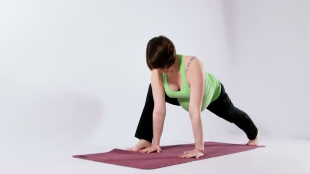 Frau macht Yoga — Stockvideo