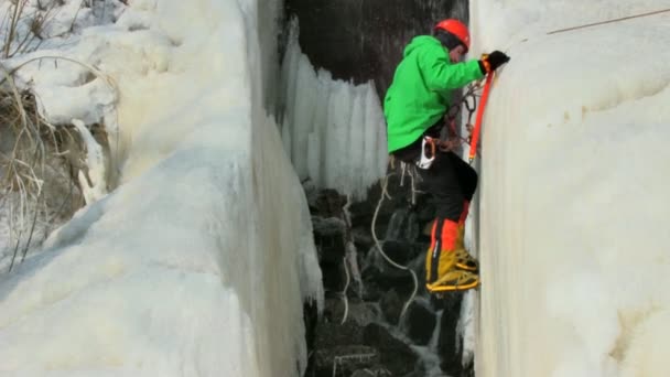 Escalador de hielo — Vídeo de stock