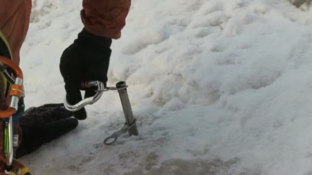 Buz vidası yerleştirme — Stok video