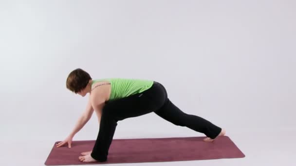 Femme faisant du yoga — Video