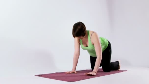 Mujer embarazada haciendo yoga — Vídeo de stock