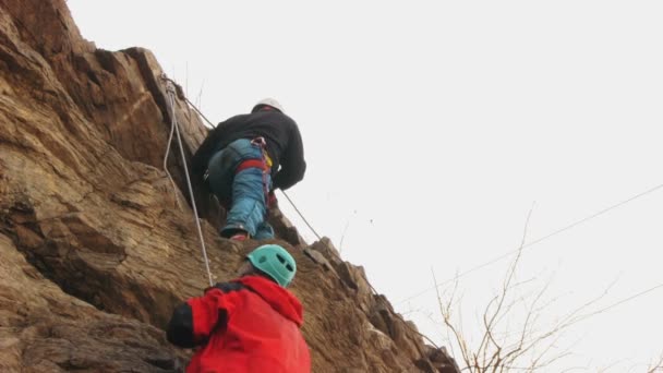 Mountain climbing — Stock Video