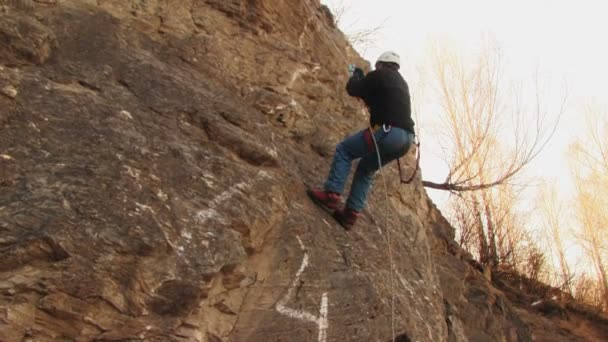 Horolezec školení ve svislé stěně — Stock video