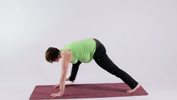 Pregnant woman doing yoga — Stock Video