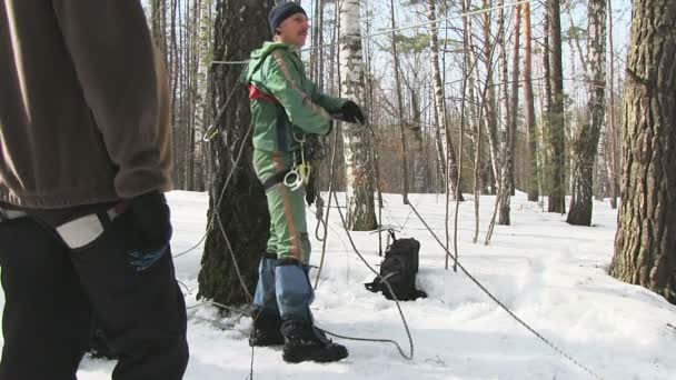 Bergsteiger überprüft Ausrüstung — Stockvideo