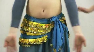 Kız bellydances