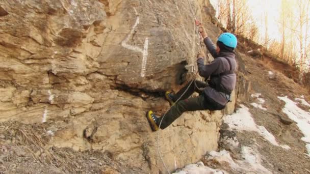 Entrenamiento de escalador en la pared vertical — Vídeo de stock