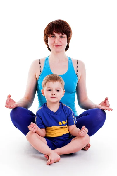 Yoga yaparken famili — Stok fotoğraf