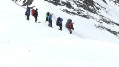 insanlar karlı dağlarda hiking