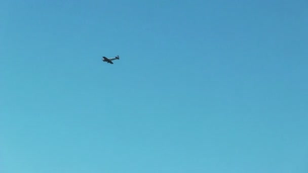 Flugzeug am Himmel — Stockvideo