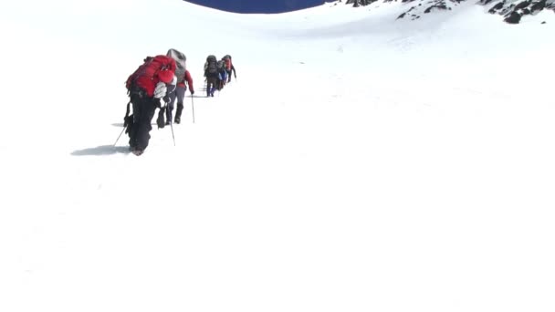 Pessoas caminhando subida — Vídeo de Stock