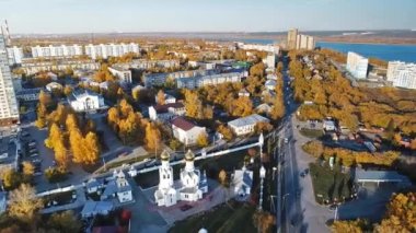 Sonbahar şehrinin klibi ve Başmelek Michael 'ın Kilisesi. Novosibirsk, Sibirya, Rusya