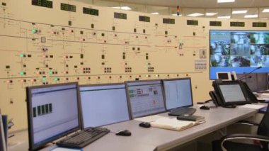 NOVOSIBIRSK RUSSIA, - 13 Eylül 2019: Ob Nehri üzerindeki Novosibirsk hidroelektrik santrali