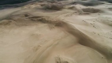 Çöldeki Barkhanların üzerinden uçmak. Batı Moğolistan 'da Moğol Els kumlu çölü