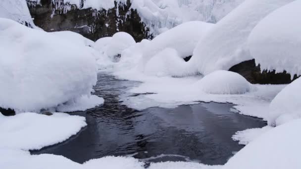 Cascata Siberiana Invernale Congelata Formazione Ghiaccio Con Neve Bianca — Video Stock