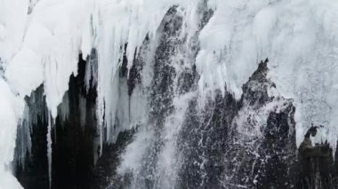 Donmuş Sibirya şelalesi. Beyaz karlı buz oluşumu.