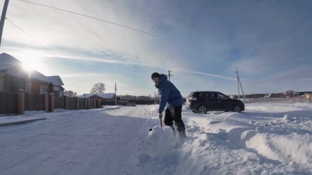 Homem Limpando Neve Dia Inverno — Vídeo de Stock