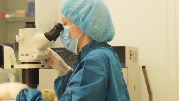 Vrouw Zoek Microscoop Een Laboratorium — Stockvideo