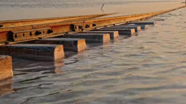 铁路的闭塞镜头通过咸湖被放置在水中 伯林湖的卤水阿尔泰波索尔俄罗斯 2019年8月 — 图库视频影像