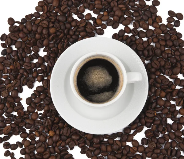 Κόκκους καφέ και φλιτζάνι καφέ φόντο απομονωθεί — Φωτογραφία Αρχείου