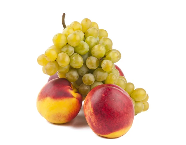 Melocotón maduro con uvas aisladas — Foto de Stock
