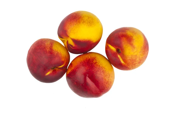 Спелый персик изолирован — стоковое фото